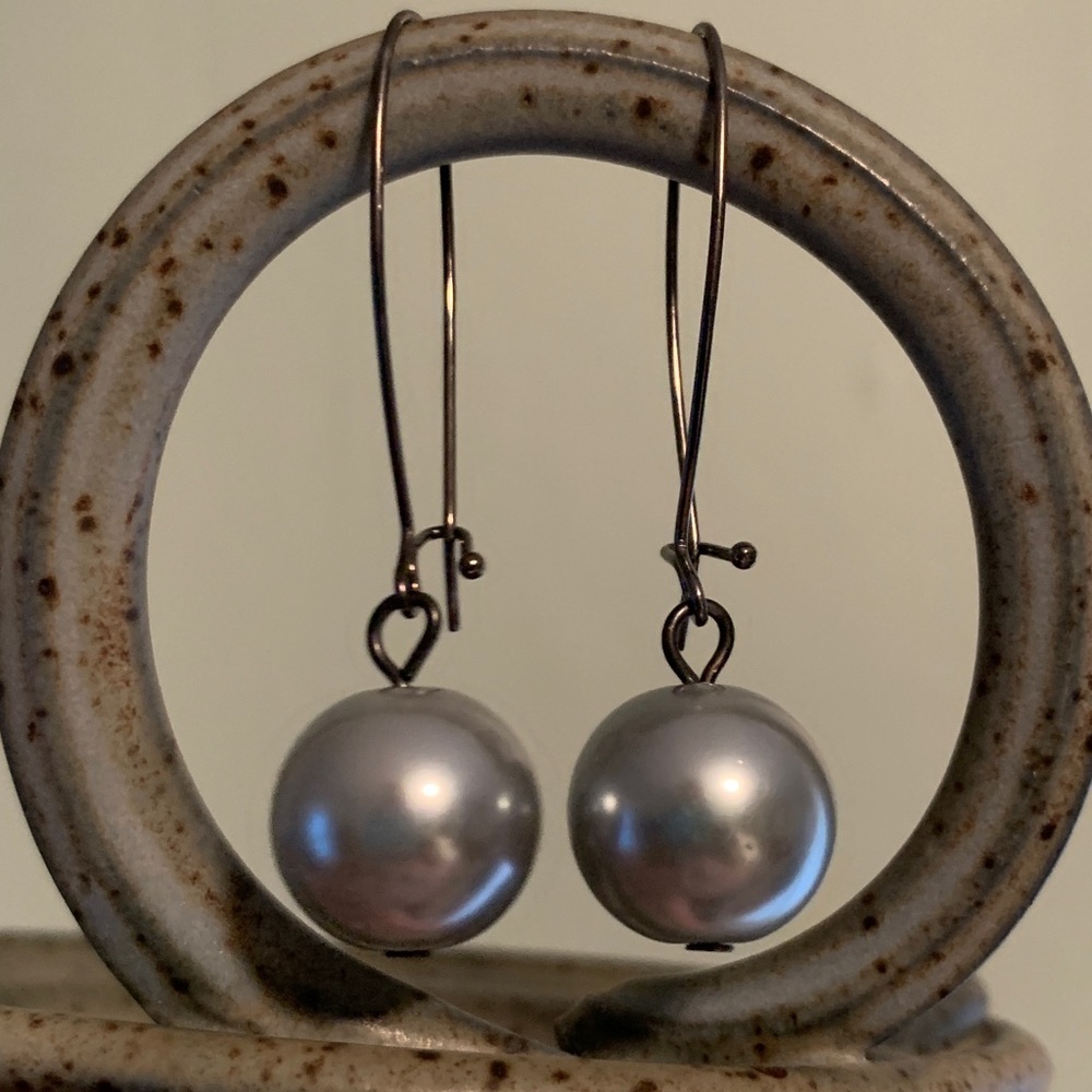 Dangly Pearl Gray Earrings